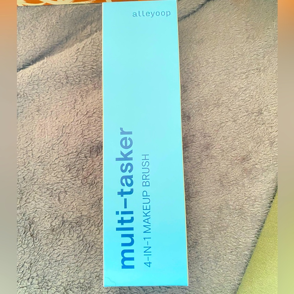 Alleyoop Multi-Tasker 4-in-1 Makeup Brush - Blue